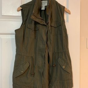 Women’s large green cargo vest
